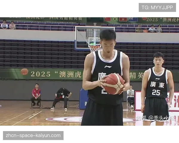 特写：中锋练习底角三分，赛后加练五百次投篮