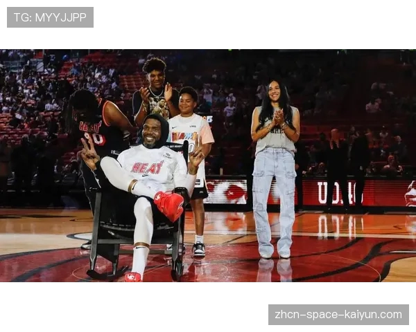 特写：哈斯勒姆与热火主场观众告别，结束其第20个赛季