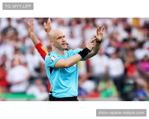 特写：主教练在场边因抗议判罚吃到黄牌